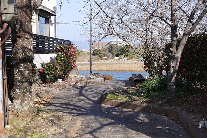 「せきや 山水」の近くにある「豊川新水緑道」への入り口