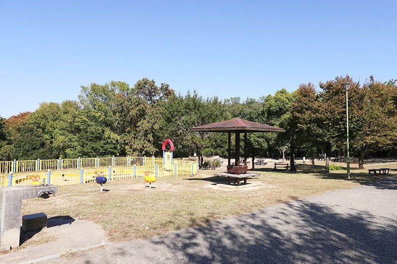 芝生広場や池がある「天白公園」